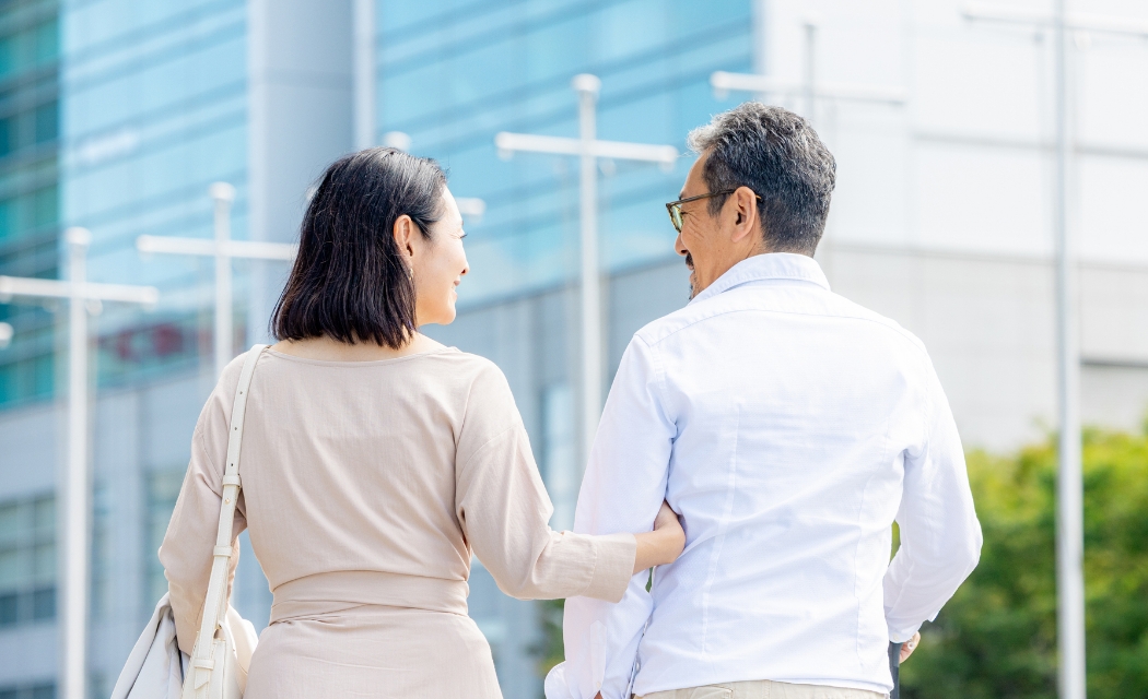 寄り添い歩く夫婦の様子