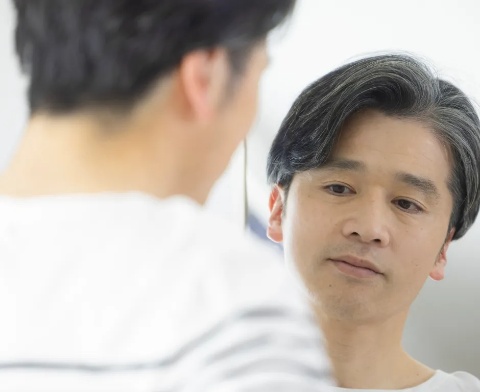 向き合って話す2人の男性